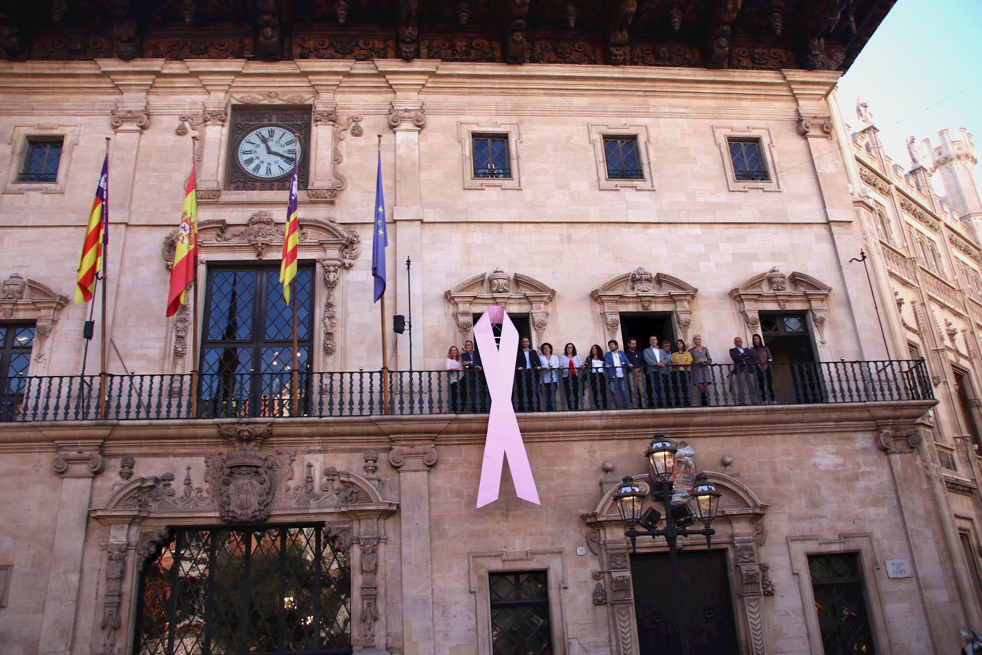 Cort instala un lazo rosa en su fachada con motivo del Día mundial contra el cáncer de mama Cort instala un lazo rosa en su fachada con motivo del Día mundial contra el cáncer de mama