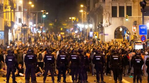 Polic&iacute;as antidisturbios frente a los manifestantes concentrados en la Via Laietana de Barcelona