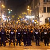 Policías antidisturbios frente a los manifestantes concentrados en la Via Laietana de Barcelona