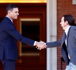 Pedro Sánchez recibe a Pablo Iglesias en Moncloa Pedro Sánchez recibe a Pablo Iglesias en Moncloa