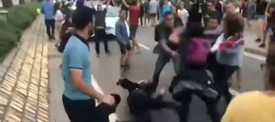 Un guardia civil de paisano salva a una mosso acorralada de una paliza los CDR en Barcelona Un guardia civil de paisano salva a una mosso acorralada de una paliza los CDR en Barcelona