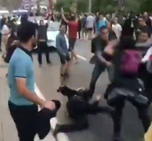 Un guardia civil de paisano salva a una mosso acorralada de una paliza los CDR en Barcelona Un guardia civil de paisano salva a una mosso acorralada de una paliza los CDR en Barcelona