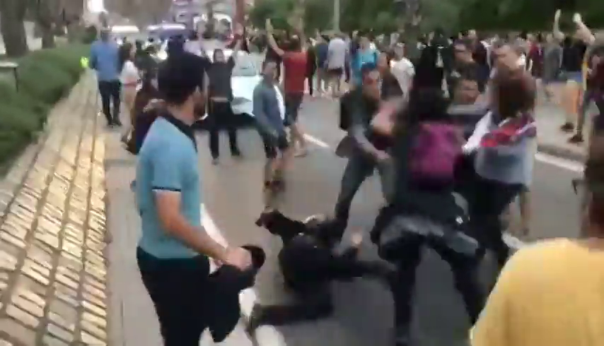 Un guardia civil de paisano rescata a una mosso de una paliza de los CDR Un guardia civil de paisano rescata a una mosso de una paliza de los CDR