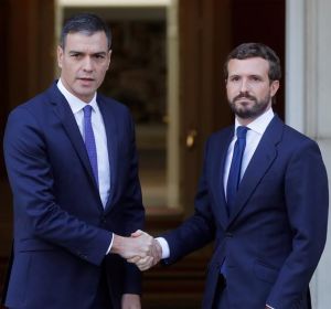 Pedro Sánchez y Pablo Casado se reúnen en Moncloa Pedro Sánchez y Pablo Casado se reúnen en Moncloa