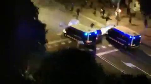 Un furgón de los Mossos atropella a dos jóvene