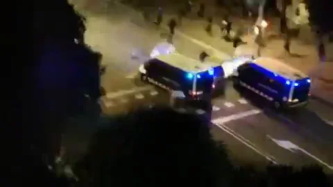 Un furgón de los Mossos atropella a dos jóvene Un furgón de los Mossos atropella a dos jóvene