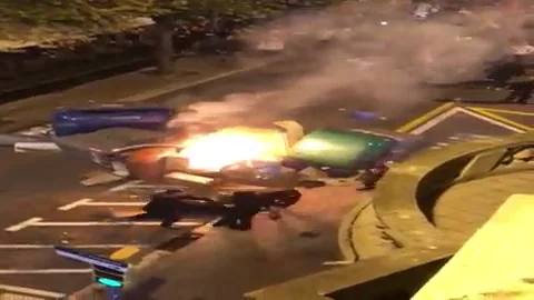 Agreden a un ciudadano que intentaba apagar el fuego con un extintor durante los disturbios en Barcelona Agreden a un ciudadano que intentaba apagar el fuego con un extintor durante los disturbios en Barcelona