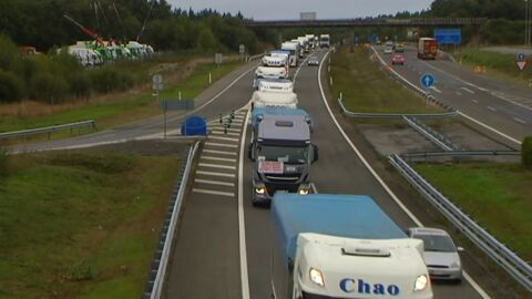 Un centenar de transportistas se dirigen hacia Madrid para protestar por el cierre de la central t&eacute;rmica de As Pontes