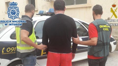 Agentes de la Polic&iacute;a Nacional con el detenido.