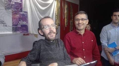 Pablo Echenique y Jorge Ux&oacute; antes de comenzar el acto de precampa&ntilde;a en Ciudad Real