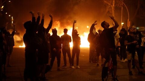 Manifestantes durante los disturbios ante la conseller&iacute;a de Interior en Barcelona en el tercer d&iacute;a de movilizaciones de protesta