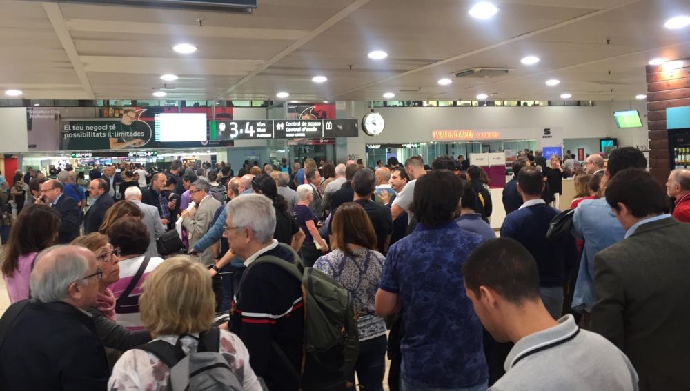 Largas colas en la estación de Barcelona-Sans con motivo de los retrasos en los trenes