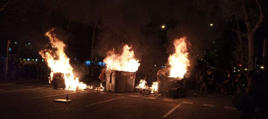 Contenedores ardiendo en Barcelona durante la tercera jornada de protestas Contenedores ardiendo en Barcelona durante la tercera jornada de protestas