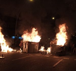 Contenedores ardiendo en Barcelona durante la tercera jornada de protestas Contenedores ardiendo en Barcelona durante la tercera jornada de protestas