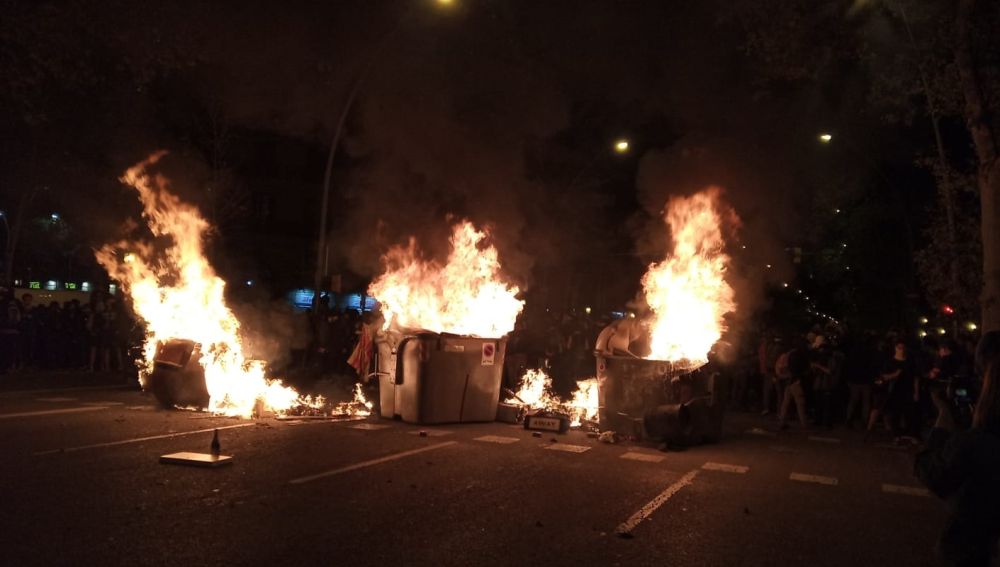 Contenedores ardiendo en Barcelona durante la tercera jornada de protestas
