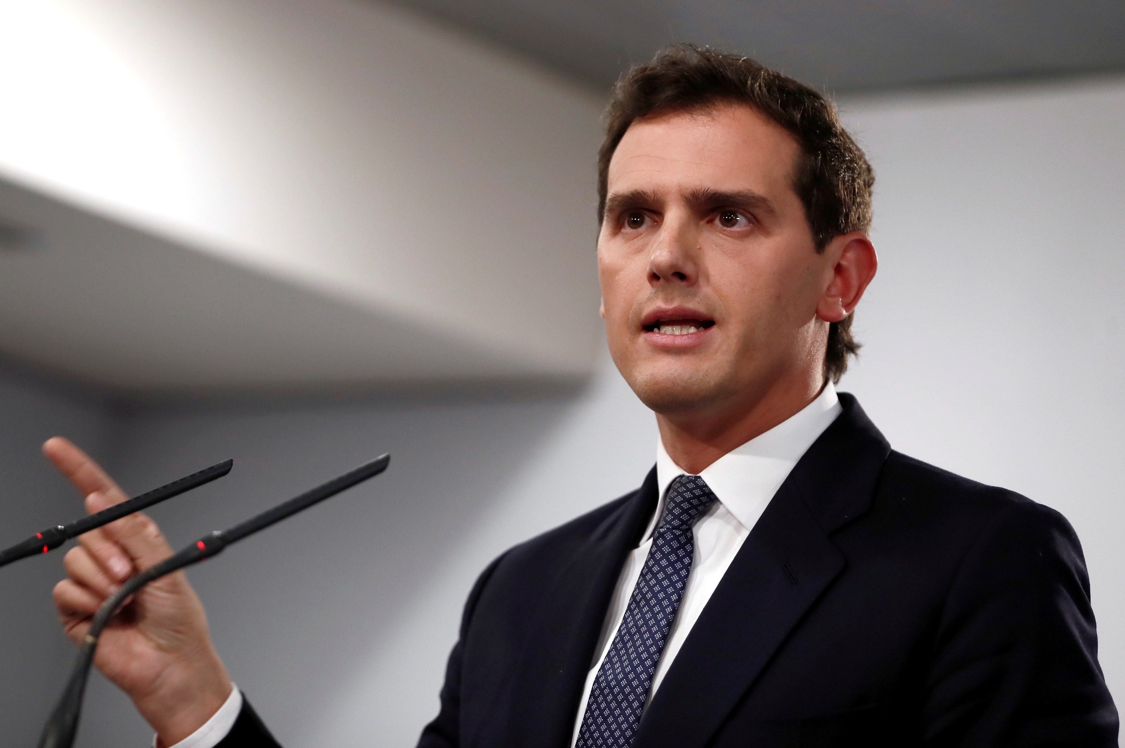 Rivera pide a Sánchez aplicar el artículo 155 en Cataluña porque la gente "está pasando miedo" Rivera pide a Sánchez aplicar el artículo 155 en Cataluña porque la gente "está pasando miedo"