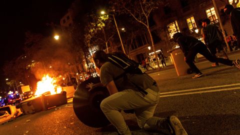 Los manifestantes se enfrentan a los Mossos de Escuadra