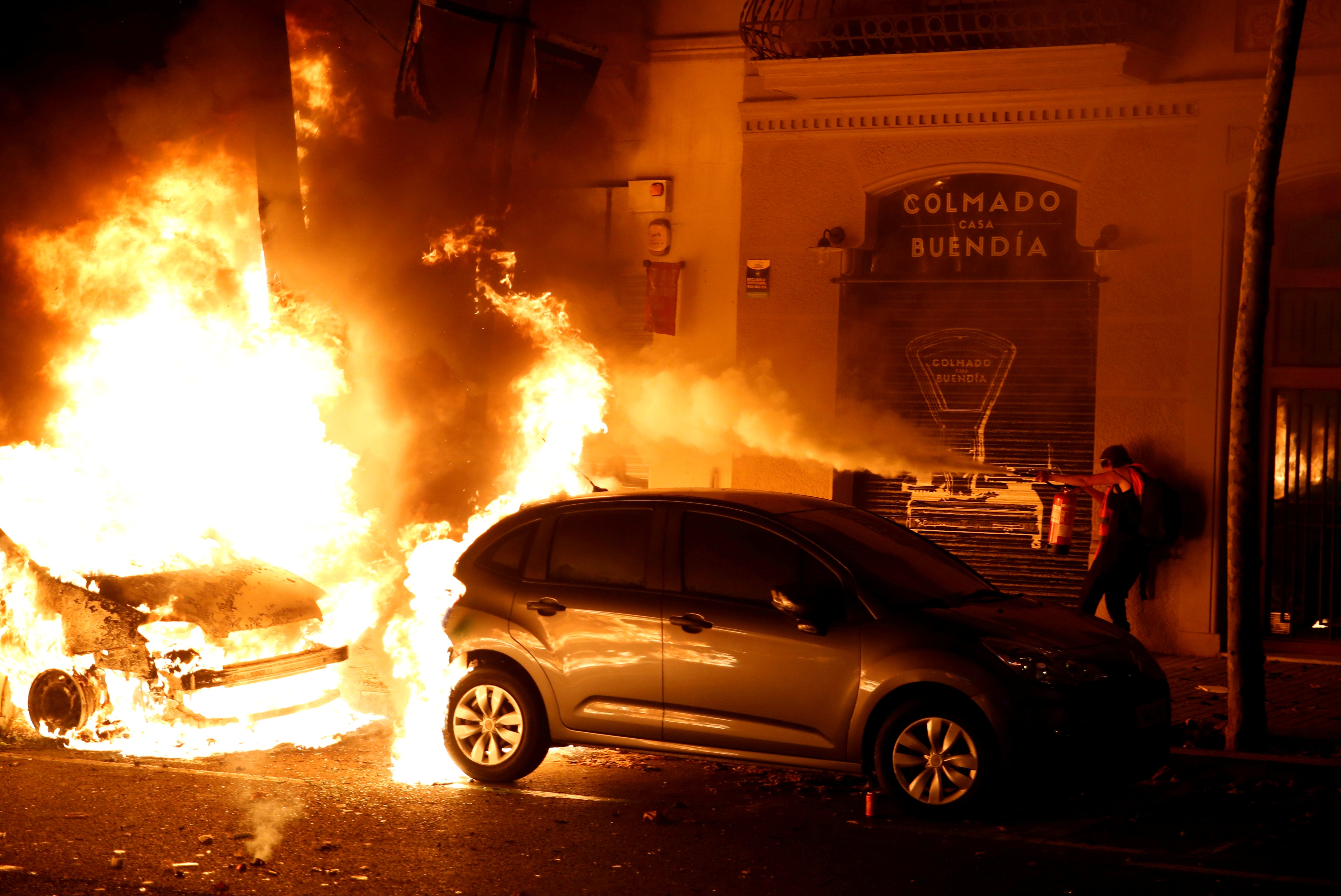 Nueva batalla campal en la segunda noche consecutiva de protestas en Barcelona Nueva batalla campal en la segunda noche consecutiva de protestas en Barcelona