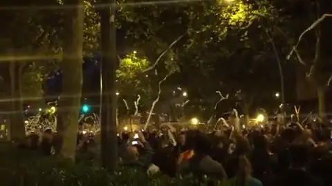 Lluvia de papel higiénico en la concentración de los CDR con el lema "mucha mierda que limpiar" Lluvia de papel higiénico en la concentración de los CDR con el lema "mucha mierda que limpiar"