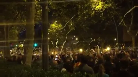 Lluvia de papel higiénico en la concentración de los CDR con el lema "mucha mierda que limpiar" Lluvia de papel higiénico en la concentración de los CDR con el lema "mucha mierda que limpiar"
