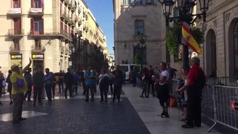 Duelo de c&aacute;nticos entre un independentista y dos constitucionalistas frente al Palau de la Generalitat