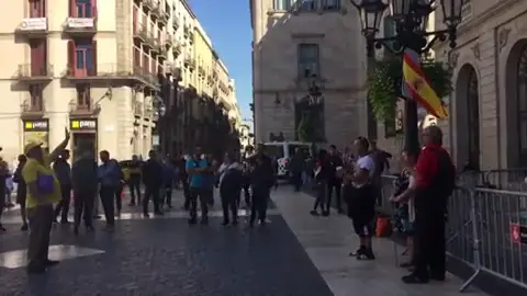 Duelo de cánticos entre un independentista y dos constitucionalistas frente al Palau de la Generalitat Duelo de cánticos entre un independentista y dos constitucionalistas frente al Palau de la Generalitat