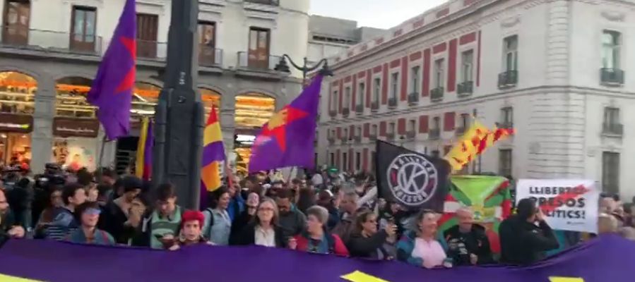 Cientos de personas se manifiestan en la Puerta del Sol en apoyo a los independentistas Cientos de personas se manifiestan en la Puerta del Sol en apoyo a los independentistas