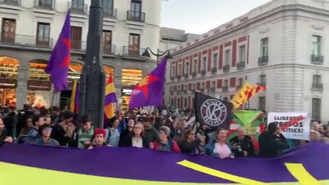 Cientos de personas se manifiestan en la Puerta del Sol en apoyo a los independentistas