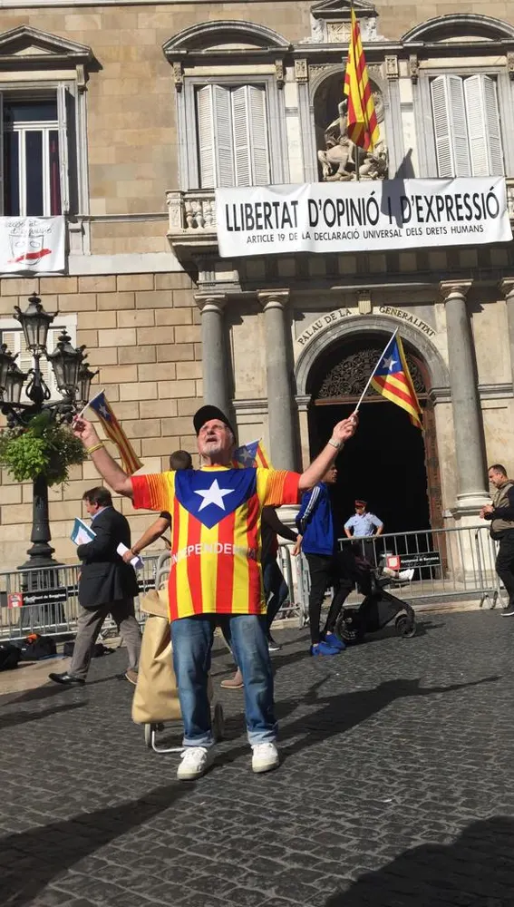 Un independentista protesta frente al Palau de la Generalitat