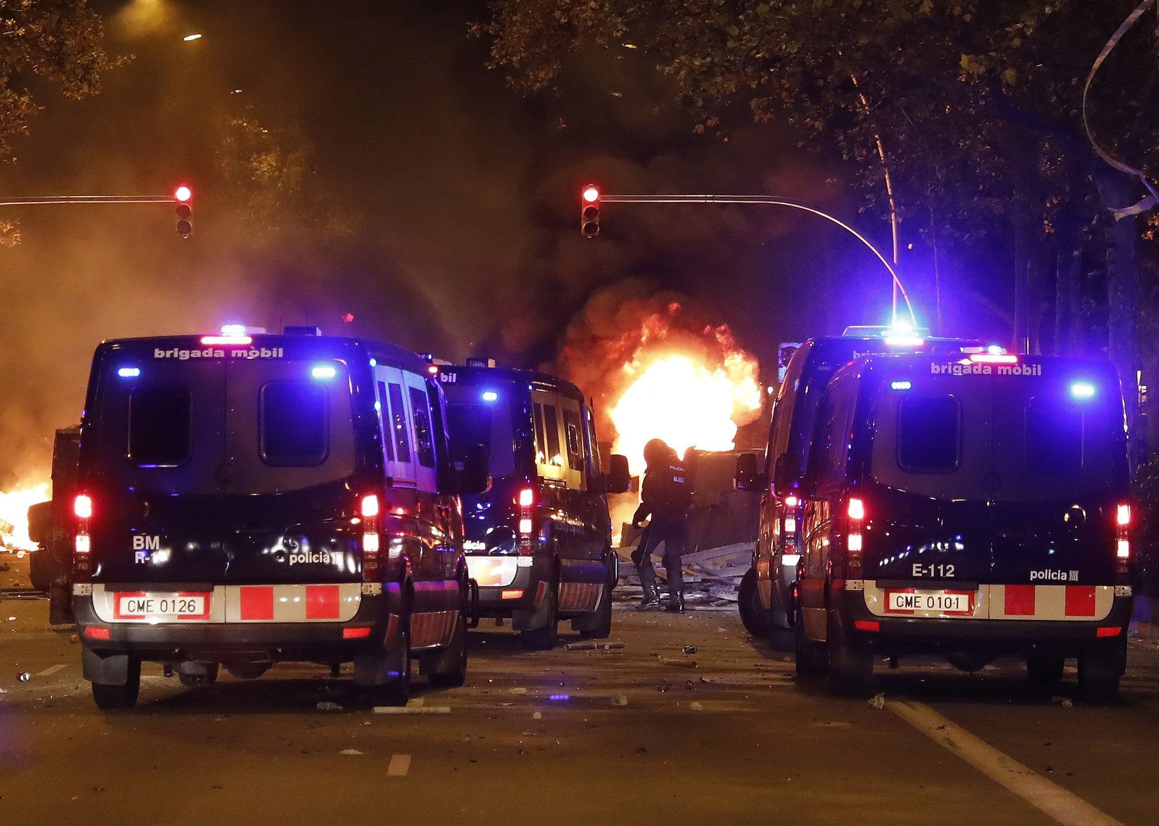 Lanzan cócteles molotov a la policía y pirotecnia contra un helicóptero Lanzan cócteles molotov a la policía y pirotecnia contra un helicóptero