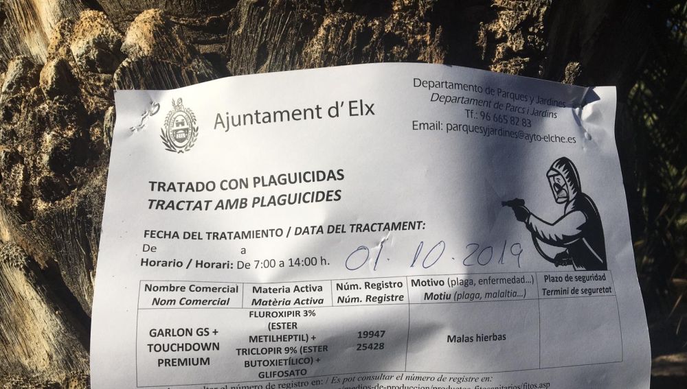 Cartel que advierte del uso de glifosato en el tratamiento de un parque de Elche.