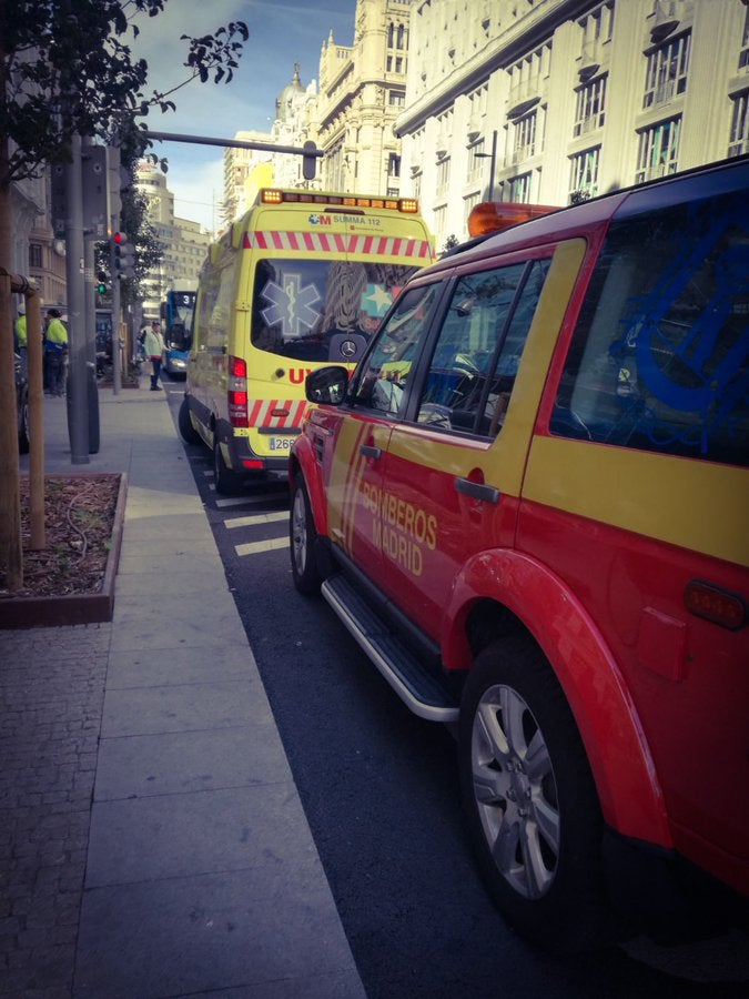 Un hombre muere tras colisionar una motocicleta y un coche en una calle de Madrid Un hombre muere tras colisionar una motocicleta y un coche en una calle de Madrid