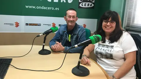 Luis y Pepi, padres del nadador Luis Paredes Marco, en su visita a Onda Cero Elche. NATACIÓN
