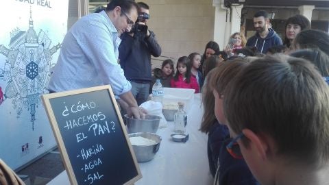 Los escolares han conocido "in situ" como se elabora el pan