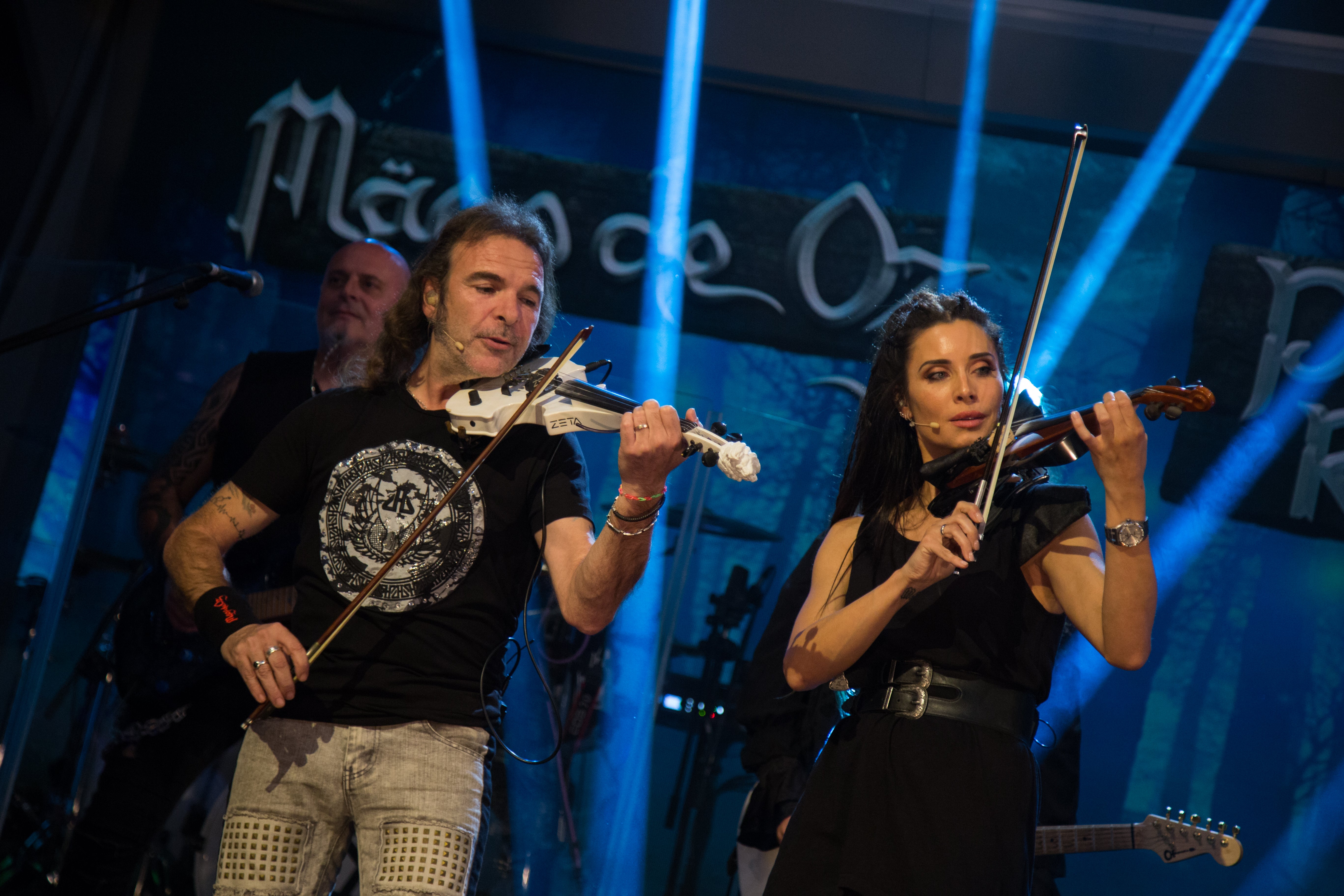 Pilar Rubio y Mägo de Oz interpretan 'Fiesta pagana' en 'El Hormiguero 3.0' Pilar Rubio y Mägo de Oz interpretan 'Fiesta pagana' en 'El Hormiguero 3.0'