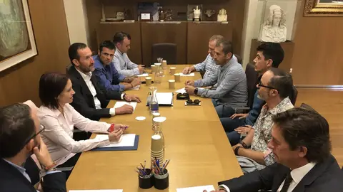 Reunión del equipo de gobierno con los placeros del mercado provisional de Elche. Reunión del equipo de gobierno con los placeros del mercado provisional de Elche.