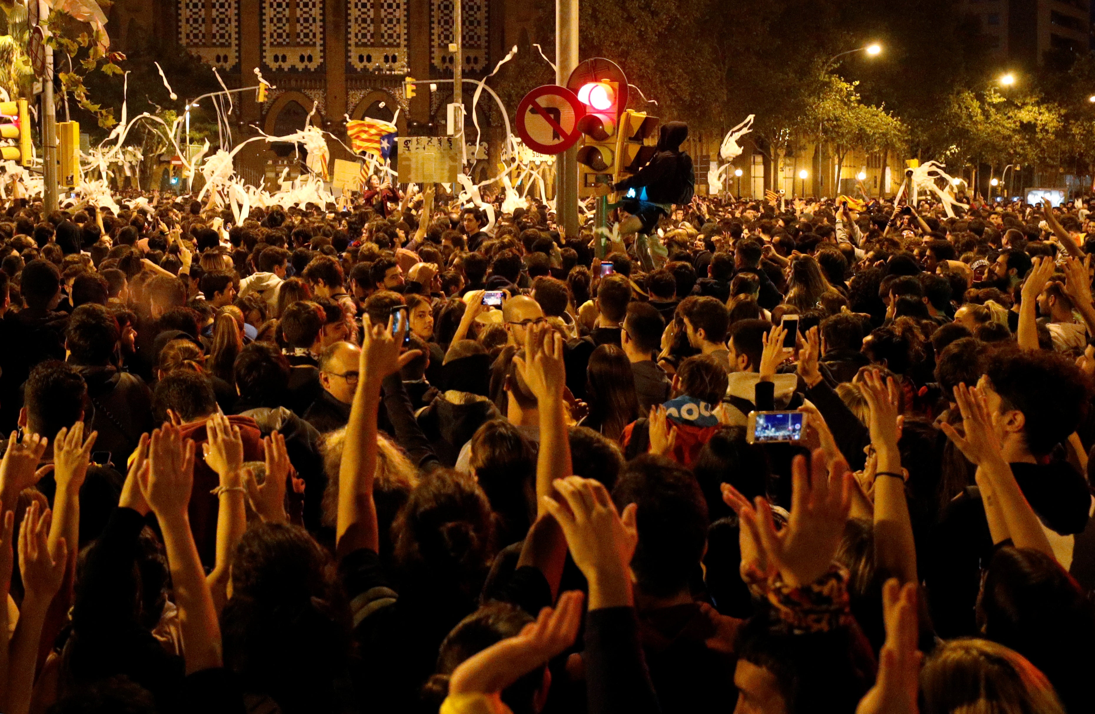 Miles de personas se concentran en Barcelona con actitud pacífica y lúdica Miles de personas se concentran en Barcelona con actitud pacífica y lúdica