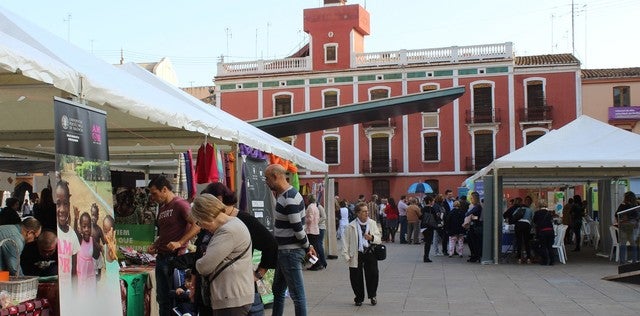 Una vintena d´entitats socials i ONG participen en la IV edició de la Fira de la Solidaritat Una vintena d´entitats socials i ONG participen en la IV edició de la Fira de la Solidaritat