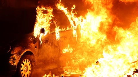 Coche calcinado en Barcelona