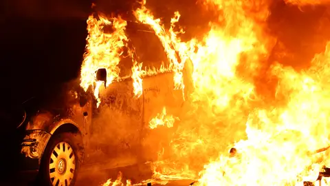 Coche calcinado en Barcelona Coche calcinado en Barcelona