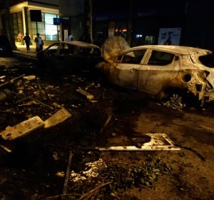 Coches calcinados en las calles de Barcelona tras la tercera noche de disturbios Coches calcinados en las calles de Barcelona tras la tercera noche de disturbios