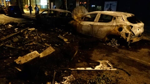 Coches calcinados en las calles de Barcelona tras la tercera noche de disturbios