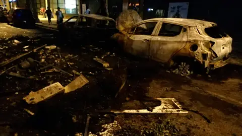 Coches calcinados en las calles de Barcelona tras la tercera noche de disturbios Coches calcinados en las calles de Barcelona tras la tercera noche de disturbios