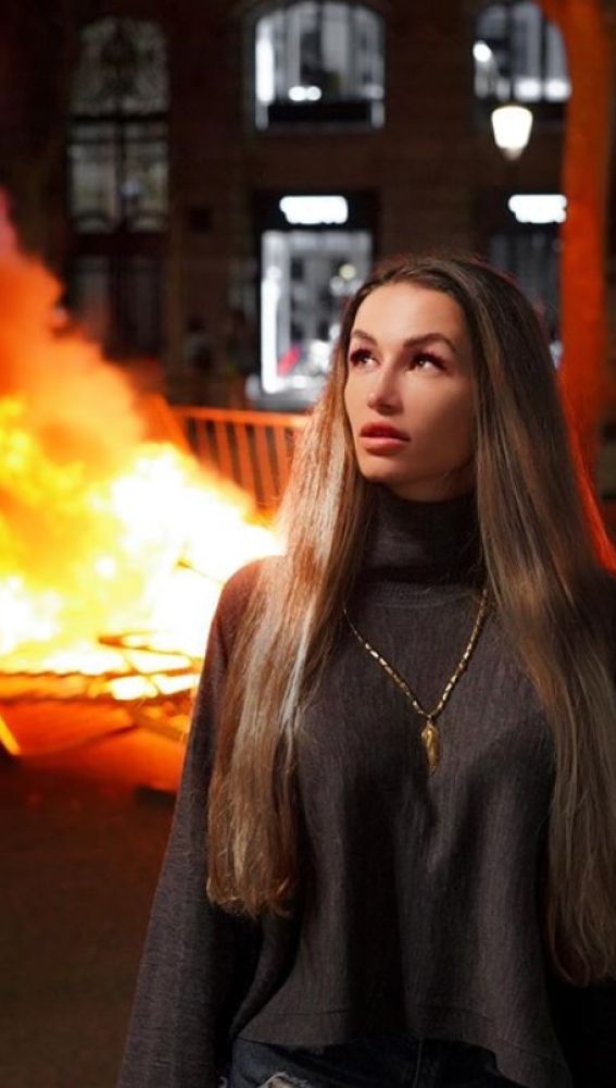 Una 'influencer' posa junto a las barricadas en Barcelona