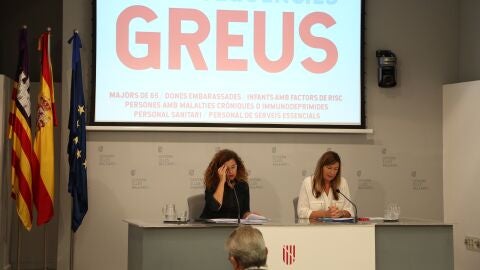 La portavoz del Govern, Pilar Costa, junto a la Consellera de Salud, Patricia G&oacute;mez, dando a conocer la campa&ntilde;a de la gripe en Baleares.