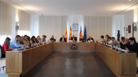 La corporació municipal en el saló de plens durant la sessió extraordinària. Les novetats en materia fiscal entraràn en vigor el pròxim 2020.