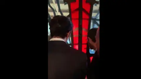 Tensión a la salida de la capilla de Mingorrubio Tensión a la salida de la capilla de Mingorrubio