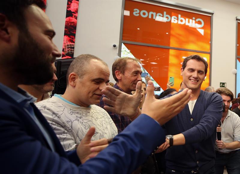 Rivera corea "sí se puede" en la sede de Ciudadanos y espera "repetir éxito electoral" Rivera corea "sí se puede" en la sede de Ciudadanos y espera "repetir éxito electoral"