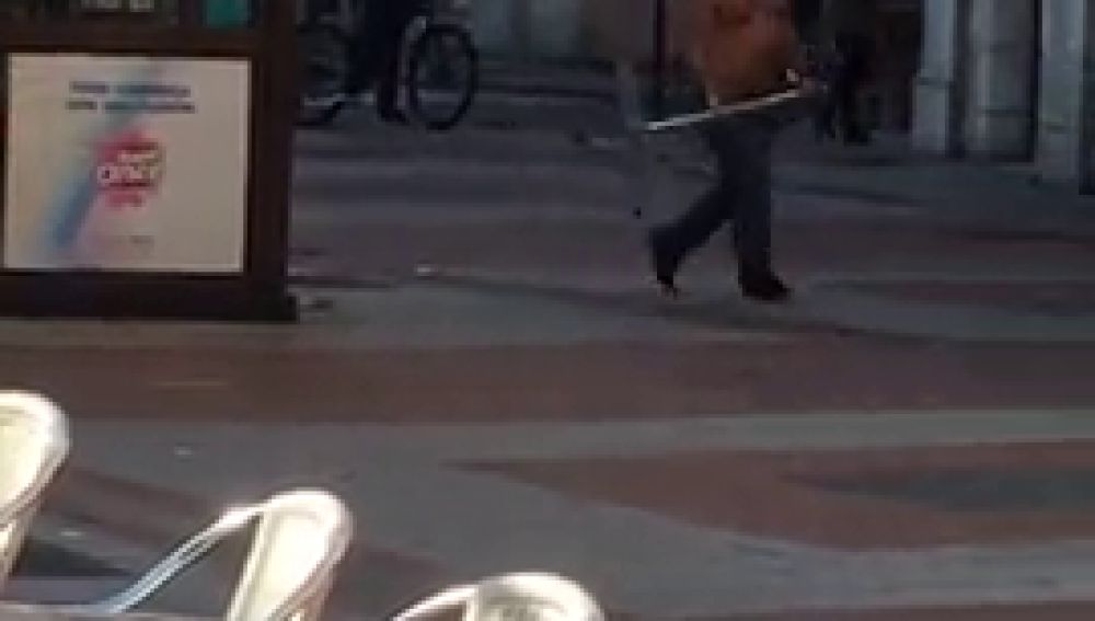 Un hombre golpea y rompe varios escaparates y una caseta de la ONCE en la Plaza de España de Valladolid