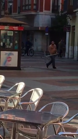 Detenido un hombre por destrozar las cristaleras de varios establecimientos de la plaza España de Valladolid Detenido un hombre por destrozar las cristaleras de varios establecimientos de la plaza España de Valladolid